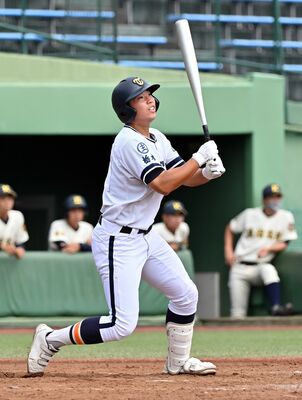 ５回、栃木工の柴がコールド勝ちを決める適時打を放つ＝清原