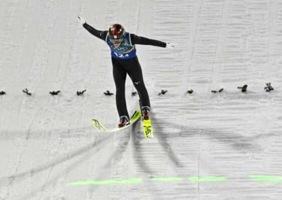 　混合団体　２回目の飛躍で着地を決める二階堂蓮＝プレダッツォ（共同）