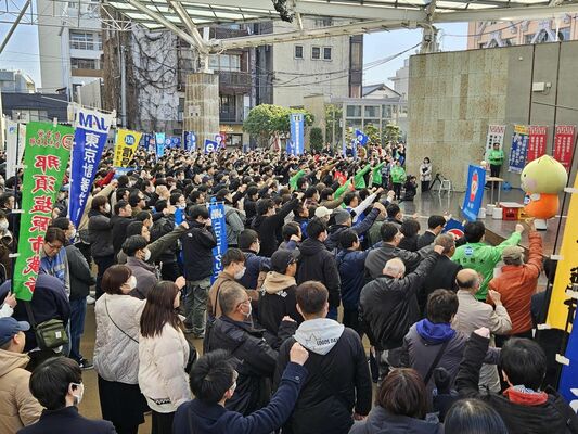 賃上げの実現に向けて気勢を上げる労働組合員ら＝14日午前、宇都宮市江野町