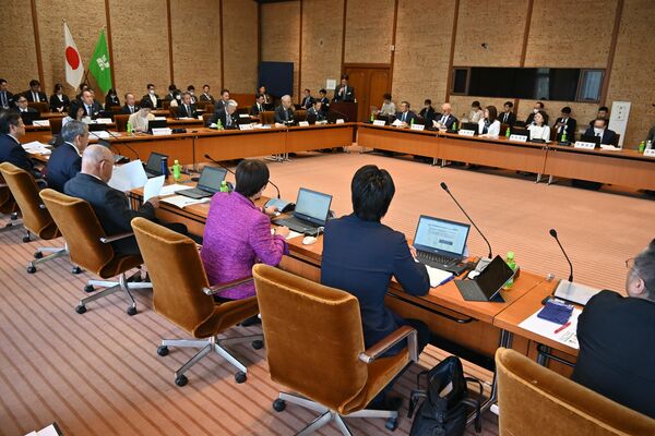 人口減少対策について話し合った県人口未来会議の初会合＝24日午後、県公館