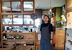 店内に立つ店長の新井さん