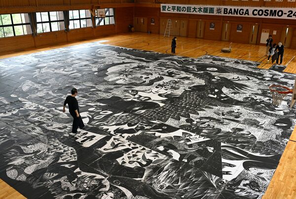旧那須小体育館に並べられた巨大木版画＝25日午後１時20分、那須町湯本