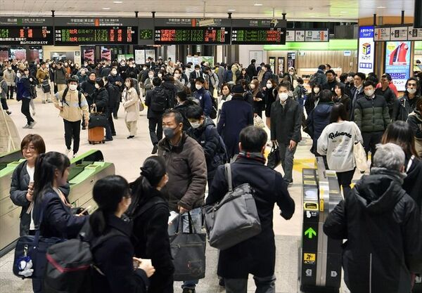東北新幹線の運転が終日見合わせとなり、混雑する在来線の改札口前＝23日午後５時35分、ＪＲ宇都宮駅