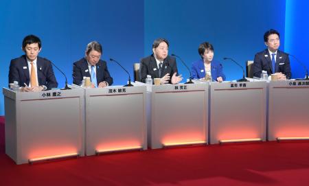 　インターネット番組「ニコニコ生放送」主催の討論会に臨む（左から）小林元経済安保相、茂木前幹事長、林官房長官、高市前経済安保相、小泉農相＝２８日、東京都中央区