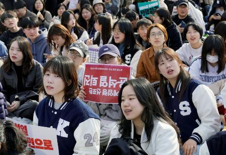 　尹錫悦前大統領の罷免を求めるデモに参加する大学生ら＝３月、ソウル（共同）