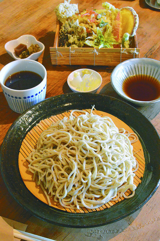 四季を味わえる手打ちそばと天ぷら。もりそばは１５０円増しの大盛り
