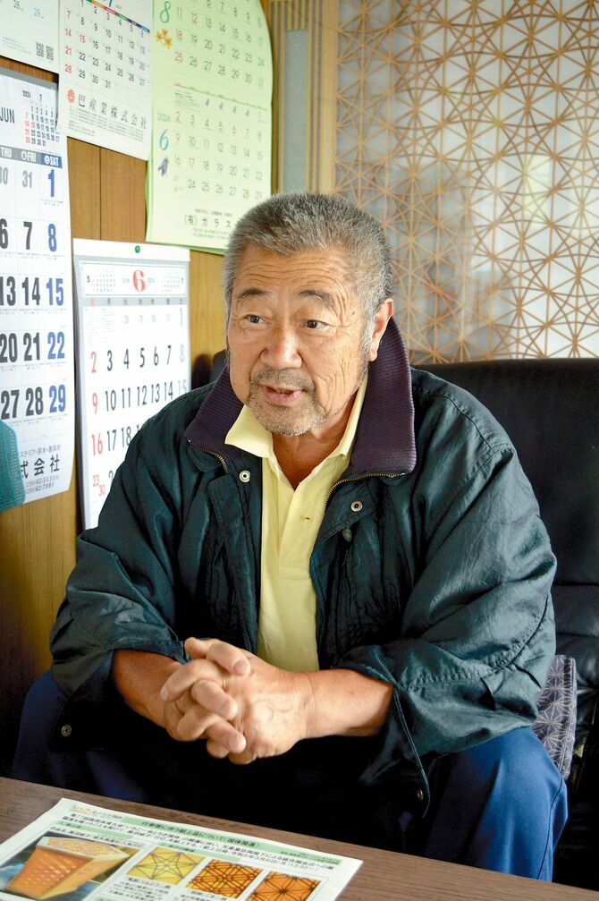 　　　　　　　　　　　　　インタビューに答える吉原社長