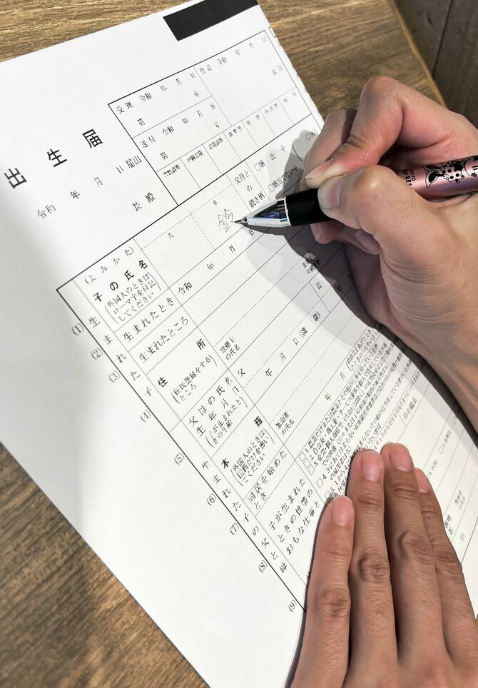 18年前、出生届に記入して書き直しを求められたという楷書体の「鈴」。女性に再現してもらった＝天草市