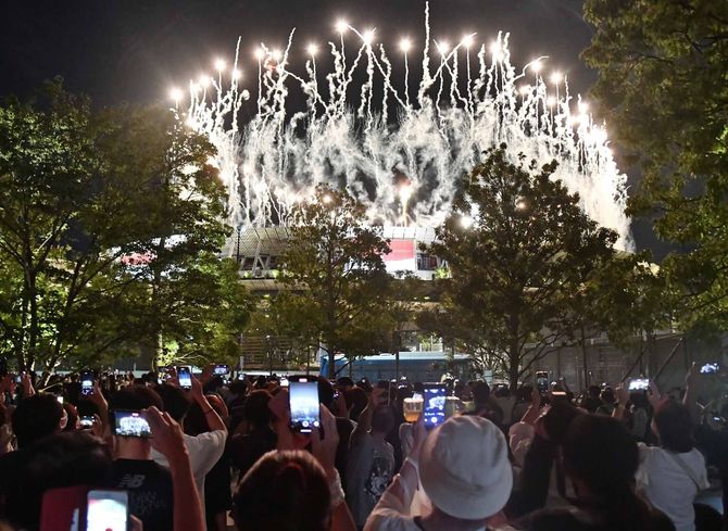 開会式は無観客となったが、会場前には大勢の人が集まった＝７月23日午後11時50分、国立競技場