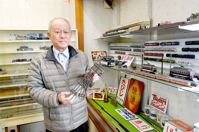 　　店主の塚越さんとお宝のコレクション