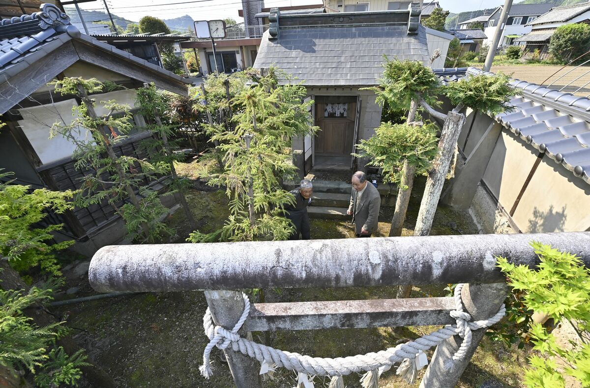 高久さん方に現存する奉安殿。軍国主義教育の象徴は敷地の一画で息を潜めるようにたたずむ＝４月26日午後、栃木市千塚町