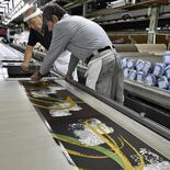栃木トヨタ足利店、インテリアに足利銘仙採用　地元にこだわり　染色作業を…