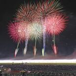 足利花火大会、ディズニードローンショーと花火2万発で彩る 夜空にミッキ…