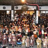 足利・鑁阿寺で伝統の節分鎧年越　過去最多、武者360人集結　勢いよく豆…