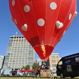 イチゴ形の熱気球、県庁前にお目見え　「ハートベリー号」イベントに向けテ…