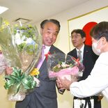 さくら・花塚市長が退任　「地域のためになれるよう前向く」　大勢に見送ら…