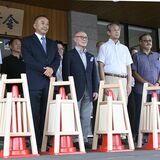 コーン標識「赤は街並みにそぐわない」　日光の地域住民らが木製コーンを試作　改良重ね市内に配置へ