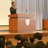 足利高創立式典でＯＢが講演　映画監督の谷津さん　中村医師「正しく勇敢」