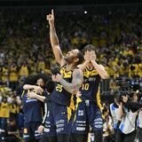 観客総立ちの逆転３点シュート　ブレックス・ニュービルがＷ受賞　劣勢の中でも仲間鼓舞し続け、日本一へ導く