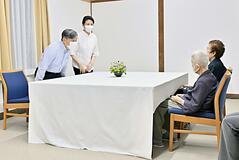 両陛下 苦難ねぎらう