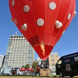 イチゴ形の熱気球、県庁前にお目見え　「ハートベリー号」イベントに向けテスト係留