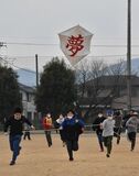 夢も高く...児童らがたこ揚げ　３年ぶり、手作り競う　那須塩原の三島小