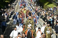 【夕刊】表参道を勇壮に練り歩く