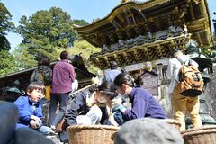 ４年ぶり「栗石返し」　日光東照宮など境内きれいに