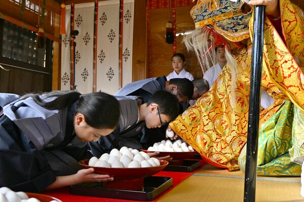 天狗から大皿に盛られた卵を食べるよう強要される頂戴人
