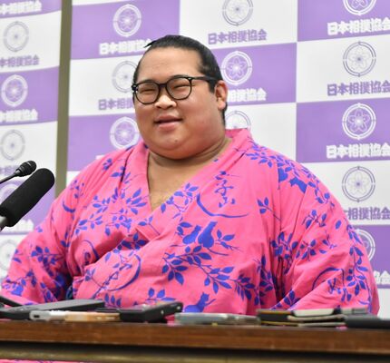 会見で笑顔を見せる生田目＝29日午前11時45分、東京都墨田区