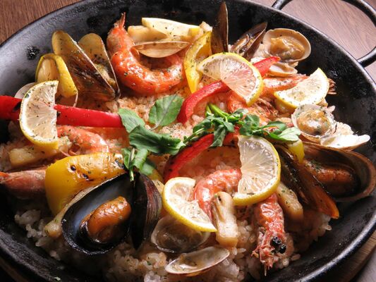 うまみの詰まった魚介のパエリア