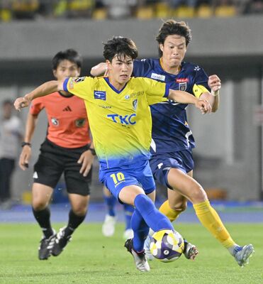 前半34分、栃木ＳＣのＦＷ五十嵐（中央）がドリブルでゴール前に攻め込む＝カンセキスタジアムとちぎ、広瀬華撮影
