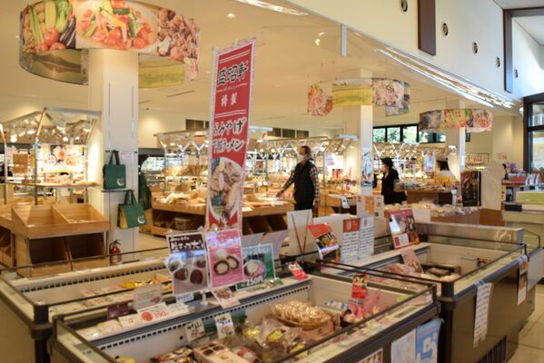 地元農産物や特産品が並ぶ直売所