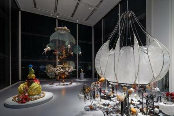 　ＲＩＮＡ　ＢＡＮＥＲＪＥＥ―“Ｙｏｕ　ｍａｄｅ　ｍｅ　ｌｅａｖｅ　ｈｏｍｅ…／手前右が「Ｂｌａｃｋ　Ｎｏｏｄｌｅｓ」（エスパス　ルイ・ヴィトン東京での展示風景　２０２６年　Ｐｈｏｔｏｃｒｅｄｉｔｓ：Ｊｅｒｅｍｉｅ　Ｓｏｕｔｅｙｒａｔ／Ｌｏｕｉｓ　Ｖｕｉｔｔｏｎ）（提供写真）