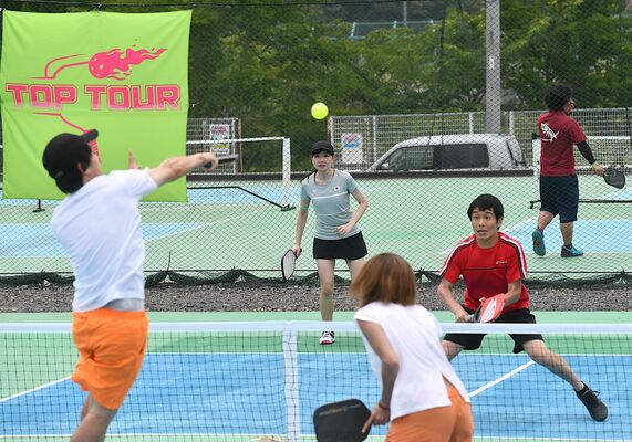 熱戦を展開する選手たち