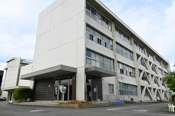 国の交付金不交付で校舎の長寿命化改修工事が延期された西原小＝１２日午後、宇都宮市西原２丁目