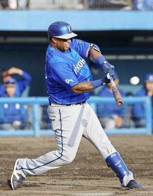 　８回、中越えに３ランを放つＤｅＮＡ・ビシエド＝静岡