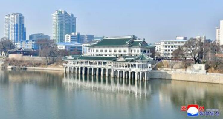 　平壌中心部を流れる大同江沿いの犬肉料理専門店。２６日に完工式が開かれた（朝鮮通信＝共同）