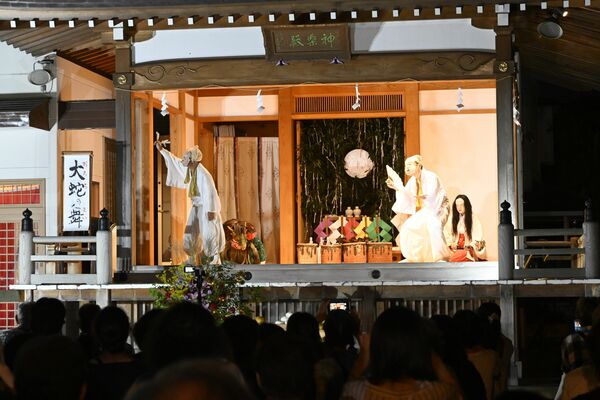 雅楽や太々神楽が上演された今泉八坂神社の観月会