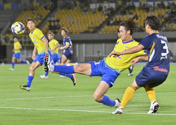 前半29分、栃木ＳＣのＦＷ太田（右から２人目）がボールに足を伸ばす＝カンセキスタジアムとちぎ、広瀬華撮影