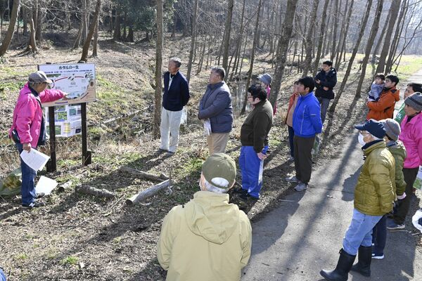 自然ふれあい公園大久保での活動紹介に耳を傾ける参加者