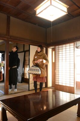 空き家を見学するツアー参加者