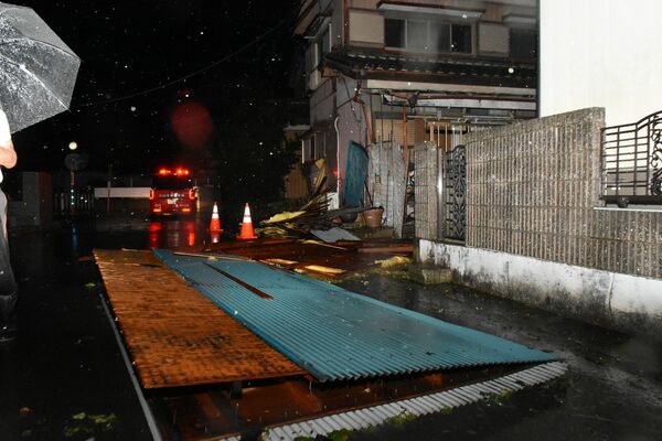 突風で飛ばされたとみられる民家のトタン＝10日午後９時50分、野木町潤島