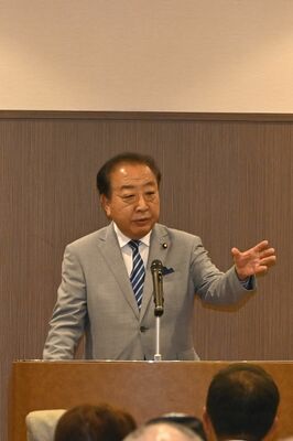 立憲民主党候補の応援で演説する野田代表＝10日夕、小山市神鳥谷