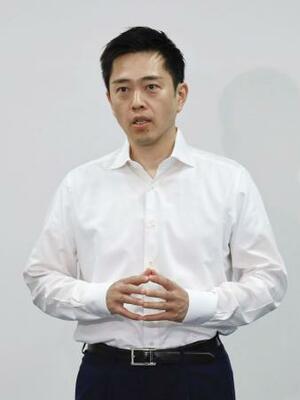取材に応じる日本維新の会の吉村代表=15日午後、大阪府庁