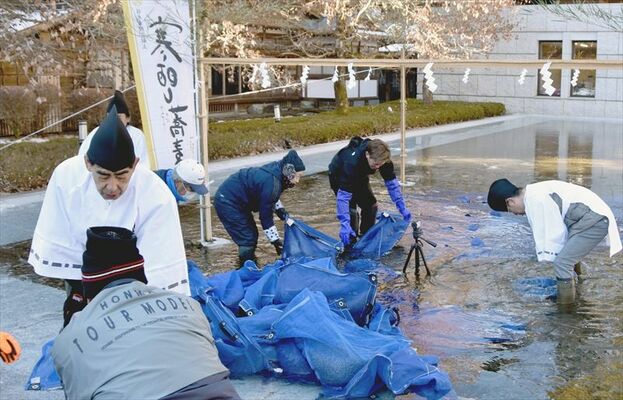 池に玄ソバを運び入れる日光例幣使そば街道推進協議会の関係者