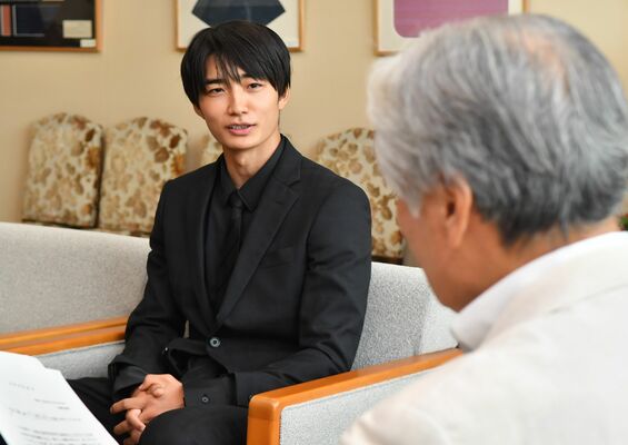 Ｋ－１「ＷＯＲＬＤ　ＭＡＸ」に向け意気込みを福田知事（右）に語る大久保＝県庁