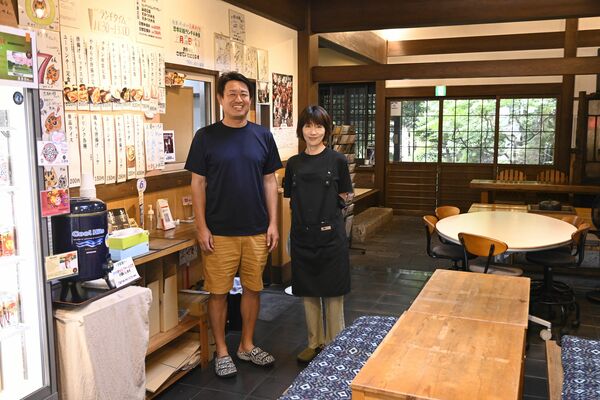思季彩館内のイートインスペースに立つ栗原社長（左）ら