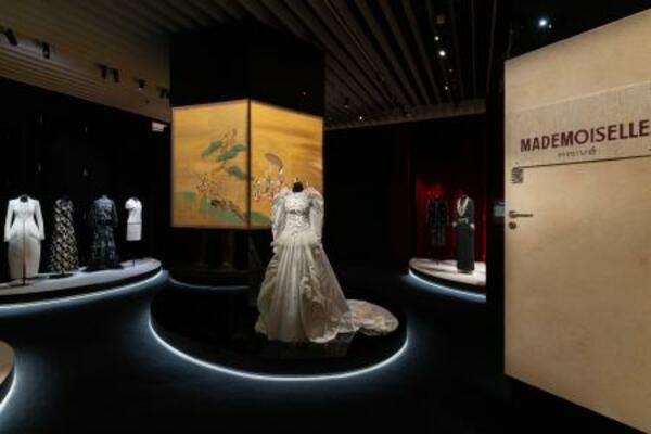 　パリの工房「ルサージュ」が繊細な刺しゅうを施した衣装の展示（（Ｃ）ＣＨＡＮＥＬ）（提供写真）
