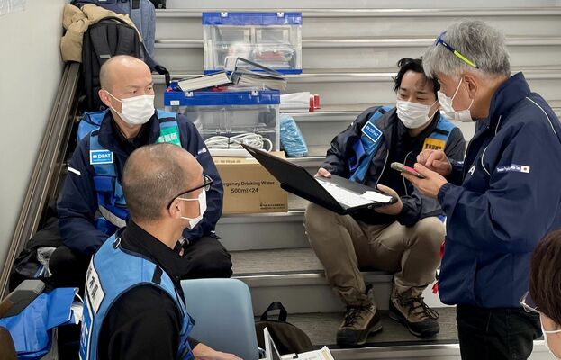 能登半島地震の被災地にＤＰＡＴとして派遣された下田さん（右）。各地の災害現場に駆け付けている＝２０２４年１月中旬、石川県能登町（県立岡本台病院提供）